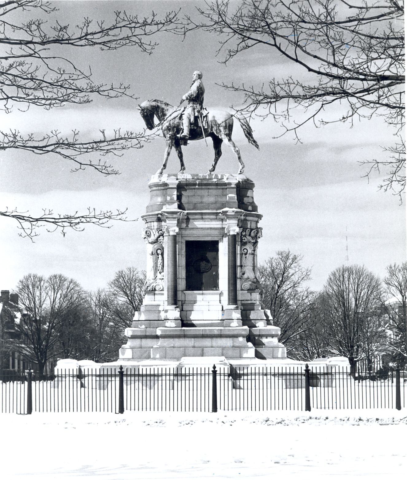 Lee monument